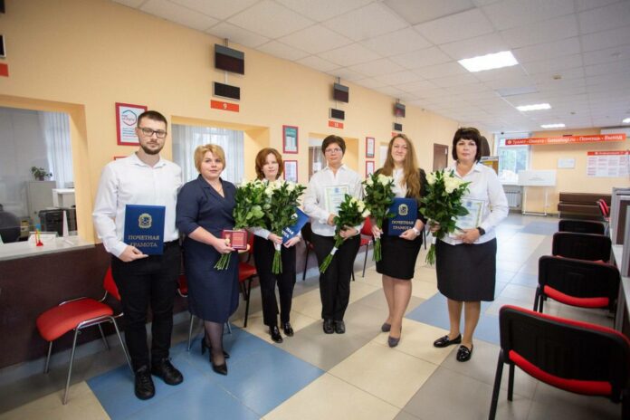 Лучших сотрудников МФЦ наградил глава Подольска Лучших сотрудников МФЦ наградил глава Подольска