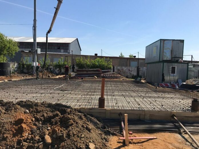 Фундамент под будущую котельную на улице Почтовой залили в Подольске Фундамент под будущую котельную на улице Почтовой залили в Подольске