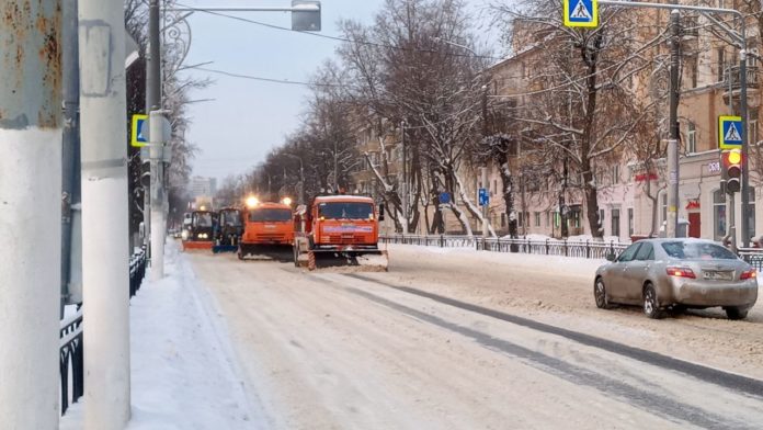 Последствия снегопада на дорожной сети Большого Подольска устраняют 36 единиц техники Последствия снегопада на дорожной сети Большого Подольска устраняют 36 единиц техники