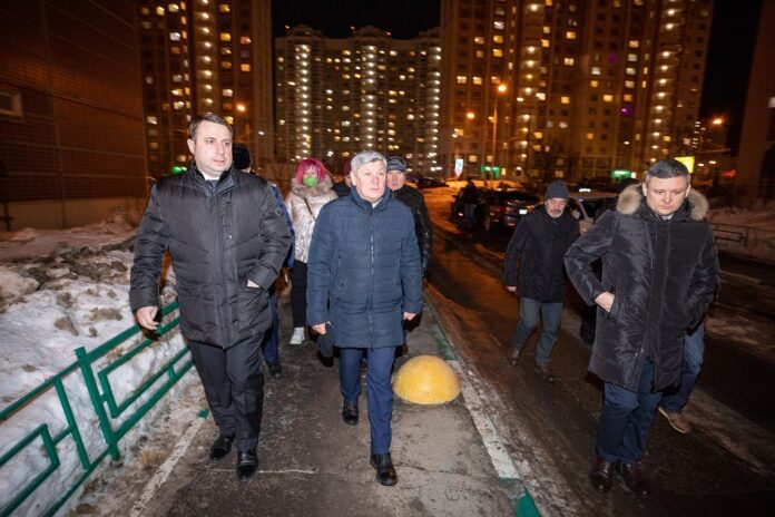 Дмитрий Жариков проконтролировал ситуацию с вывозом мусора и содержанием дворовых территорий в Кузнечиках