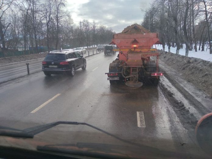 На дорожной сети городского округа проводится противогололедная обработка и очистка На дорожной сети городского округа проводится противогололедная обработка и очистка