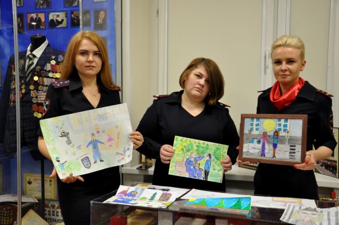 В Подольске полицейские и общественники подвели итоги конкурса рисунков «Мои родители работают в полиции» В Подольске полицейские и общественники подвели итоги конкурса рисунков «Мои родители работают в полиции»