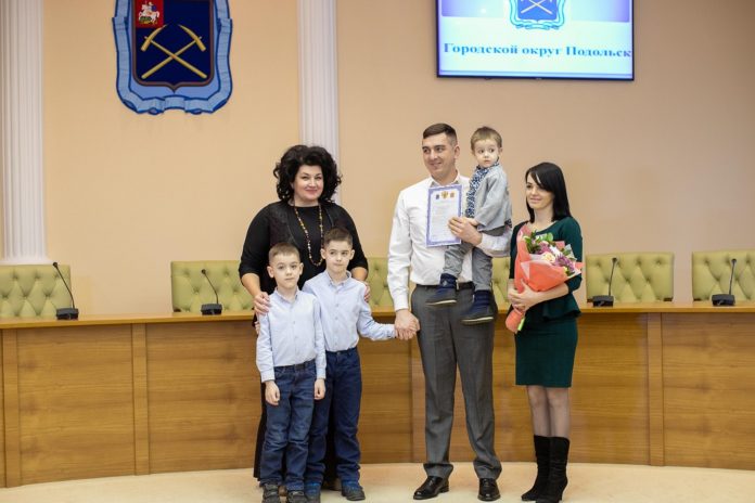 Свидетельства о праве на получение социальной выплаты на приобретение жилья вручили молодым семьям из... Свидетельства о праве на получение социальной выплаты на приобретение жилья вручили молодым семьям из...