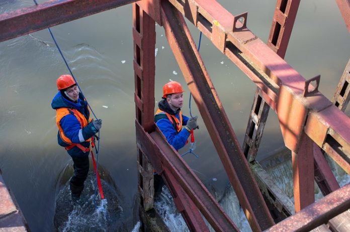 Глава округа проконтролировал проведение инженерно-технических работ на плотине на реке Пахре Глава округа проконтролировал проведение инженерно-технических работ на плотине на реке Пахре