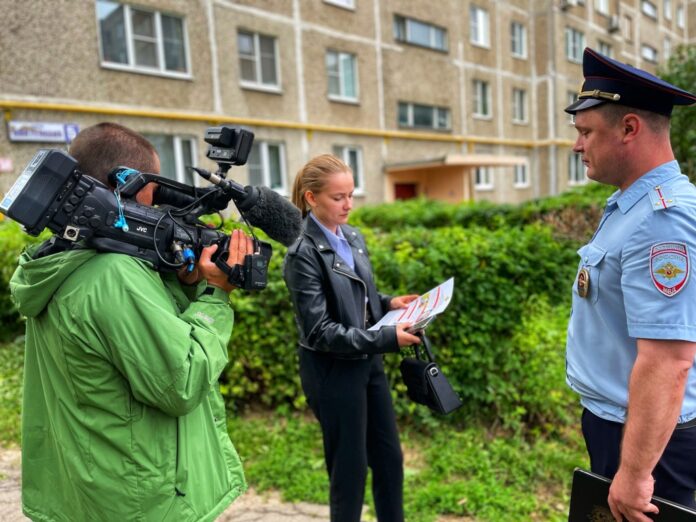 В Подольске журналисты приняли участие в акции «Один день с участковым» В Подольске журналисты приняли участие в акции «Один день с участковым»