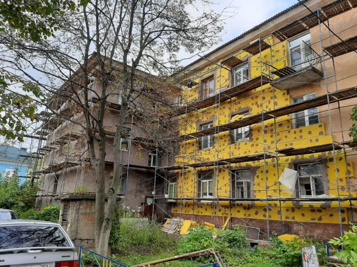 Работы по утеплению фасадов МКД ведутся в микрорайоне Львовский Работы по утеплению фасадов МКД ведутся в микрорайоне Львовский