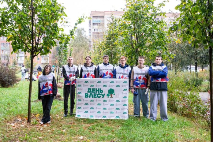 В сквере 200-летия города Подольска высажено более 30 деревьев