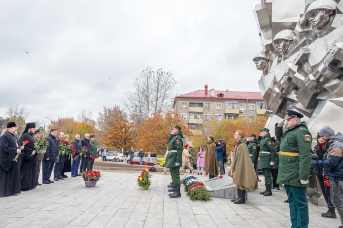 Цветы и венки к монументу Подольским курсантам возложили подольчане 5 октября Цветы и венки к монументу Подольским курсантам возложили подольчане 5 октября