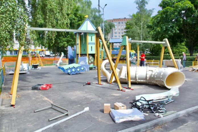Установку игровых комплексов на пяти новых губернаторских детских площадках начали в Подольске Установку игровых комплексов на пяти новых губернаторских детских площадках начали в Подольске