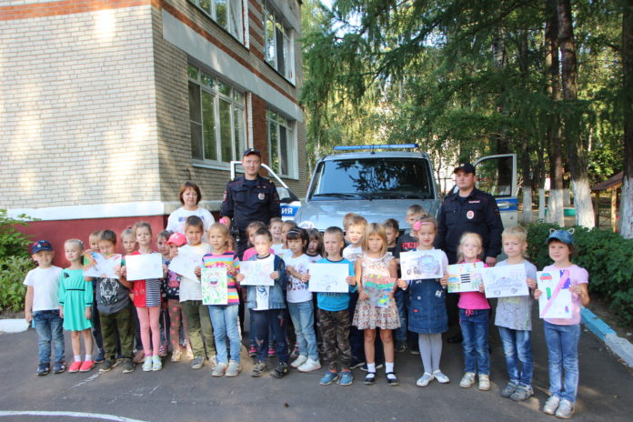 Сотрудники патрульно-постовой службы полиции из Подольска рассказали детсадовцам о своей работе