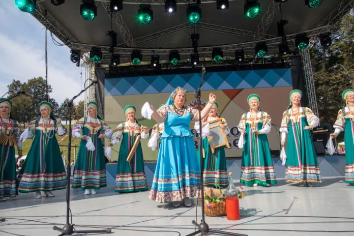 На фестивале «Славянское подворье» выступают творческие коллективы из различных уголков России