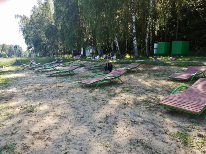 На берегу реки Петрица установлено 15 лежаков и 2 раздевалки