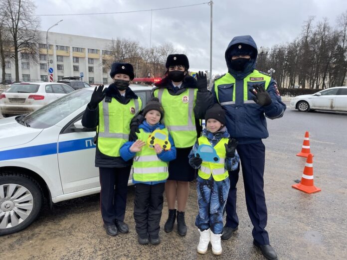 Жителей и гостей города Подольска поздравили с Днем защитника Отечества автоинспекторы и ЮИДовцы Жителей и гостей города Подольска поздравили с Днем защитника Отечества автоинспекторы и ЮИДовцы