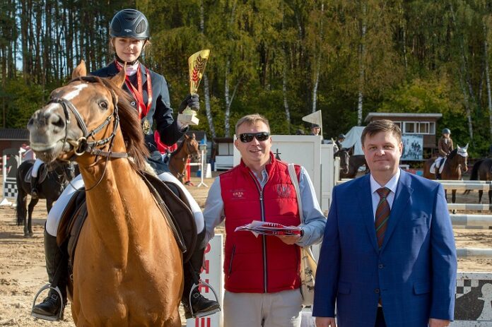 Глава округа Николай Пестов наградил победителей турнира по конкуру на Кубок памяти А.В. Никулина