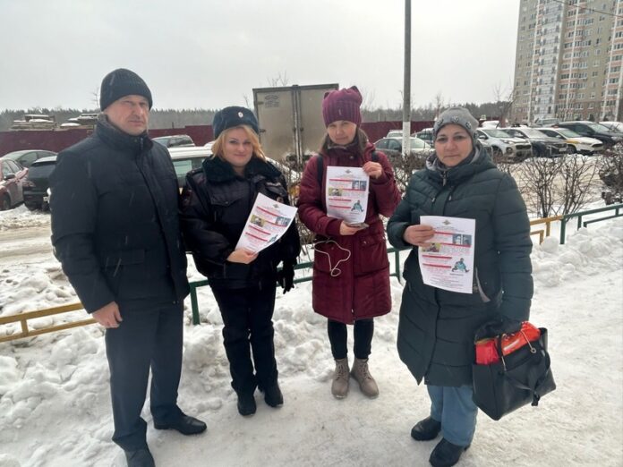 Подольске полицейские совместно с председателем Общественного совета при УМВД провели акцию «Надежный защитник» Подольске полицейские совместно с председателем Общественного совета при УМВД провели акцию «Надежный защитник»