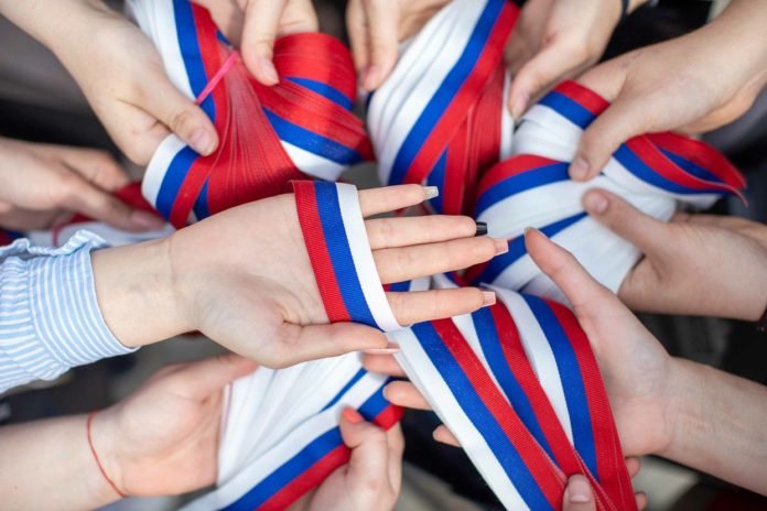 В День России в Подольске раздали 2,5 тысячи ленточек-триколоров