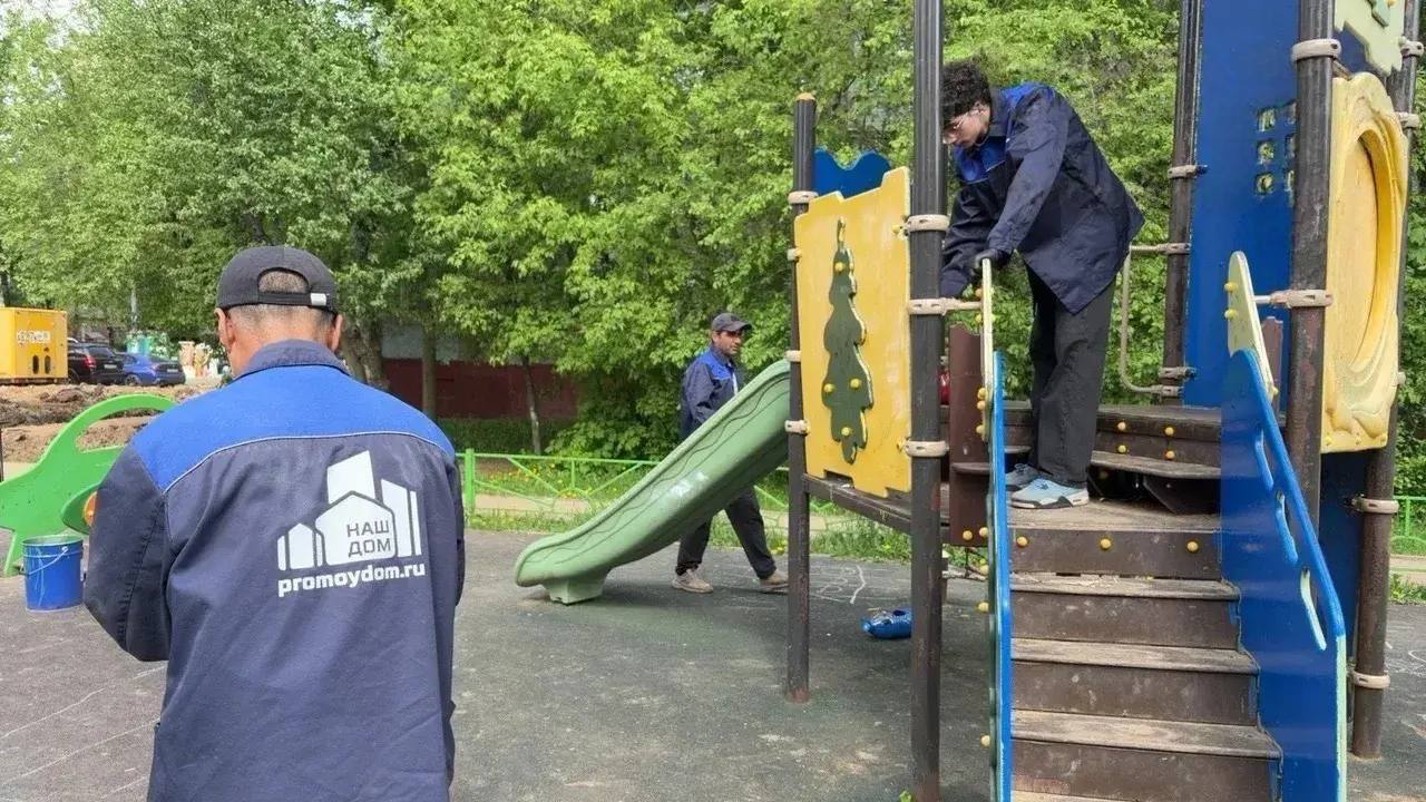 На улице Клемента Готвальда обновляют детскую площадку