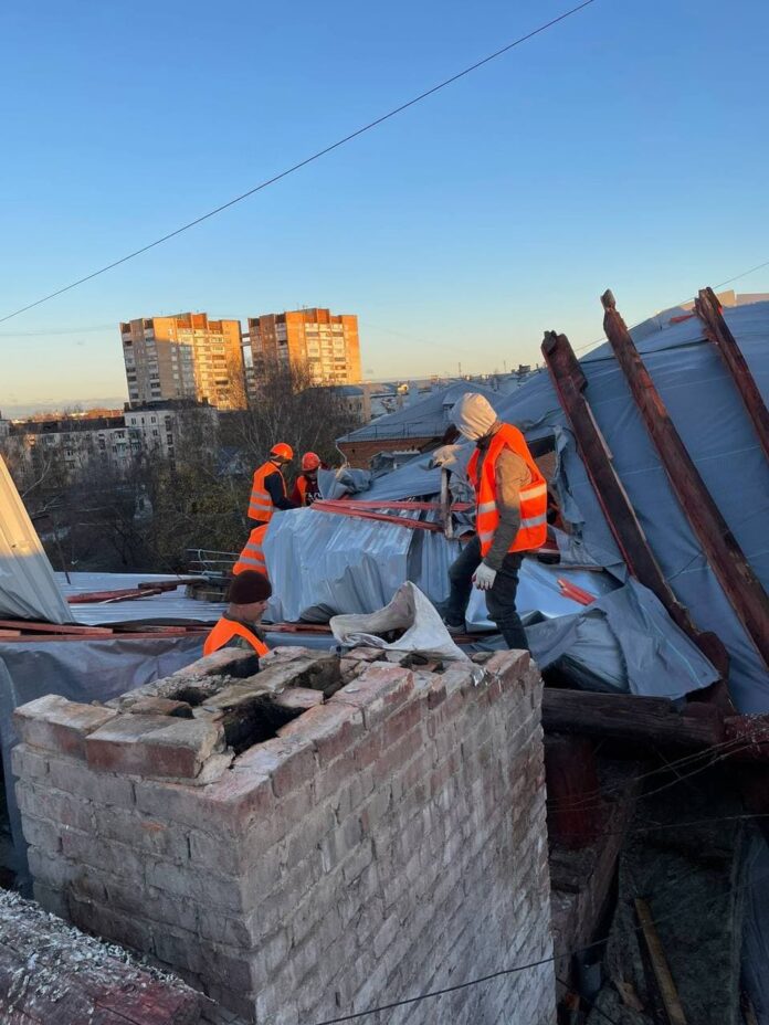 Производится ремонт кровельной части на доме по Рабочей улице