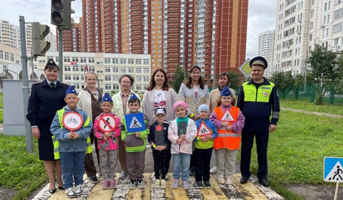 Сотрудники Госавтоинспекции г.о. Подольск совместно с ЮИДовцами организовали для детей практикум по ПДД в... Сотрудники Госавтоинспекции г.о. Подольск совместно с ЮИДовцами организовали для детей практикум по ПДД в...