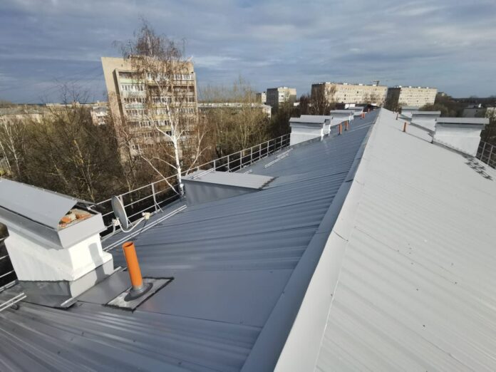 В округе обновляются кровли в многоквартирных домах В округе обновляются кровли в многоквартирных домах