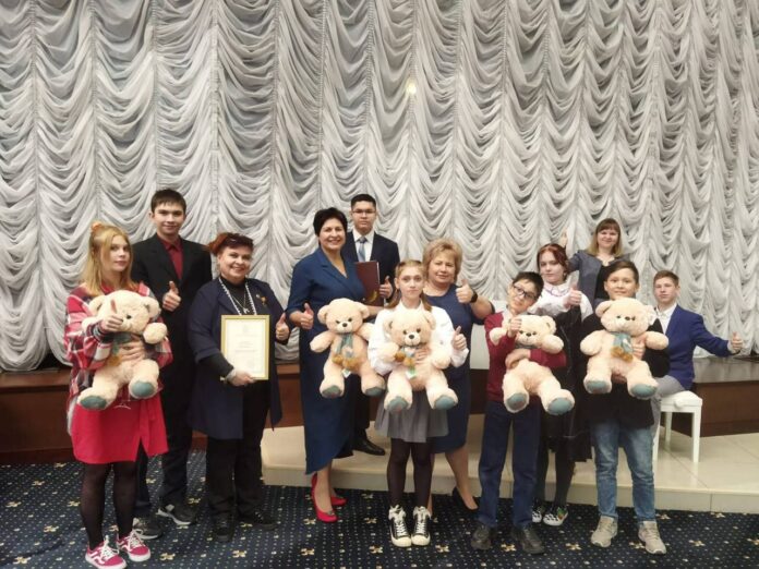 Областными наградами отмечены приемные семьи и органы опеки из Подольска Областными наградами отмечены приемные семьи и органы опеки из Подольска