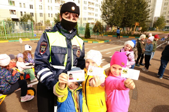 Автоинспекторы провели квест-игру на транспортной площадке с воспитанниками детского сада № 24