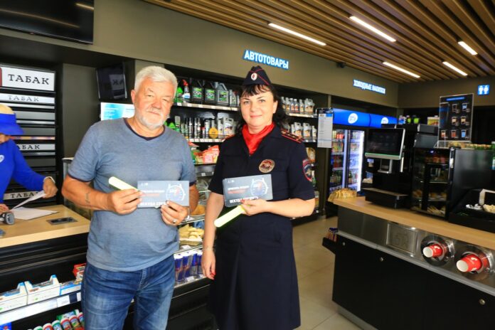 В Подольске автоинспекторы провели профилактические беседы на автозаправочных станциях В Подольске автоинспекторы провели профилактические беседы на автозаправочных станциях