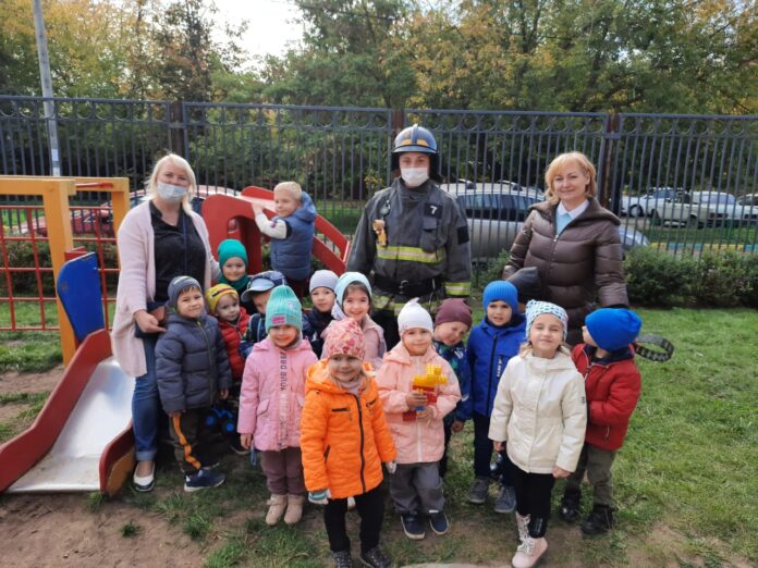 К сведению подольчан: пожарные в гостях у воспитанников детского сада «Капелька»