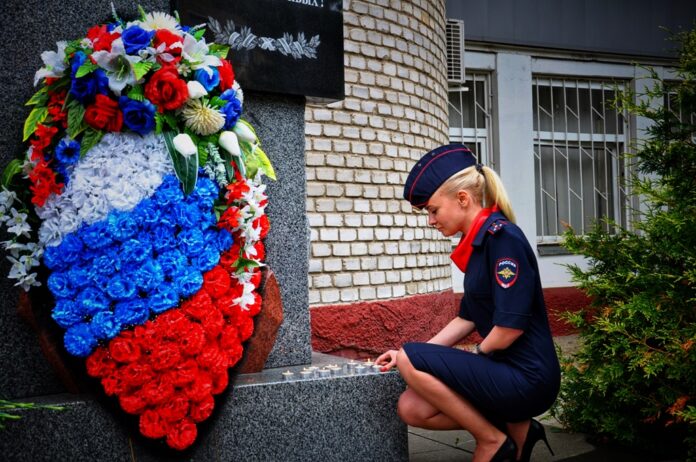 В Подольске сотрудники полиции присоединились к акции «Свеча памяти» В Подольске сотрудники полиции присоединились к акции «Свеча памяти»