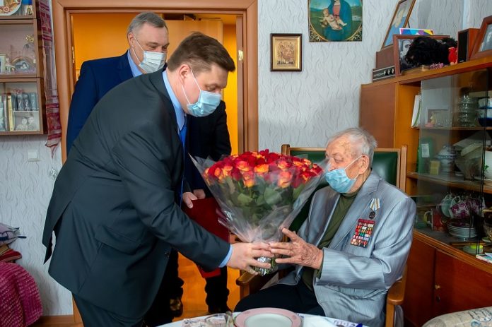 Глава округа Николай Пестов поздравил со 100-летним юбилеем участника Великой Отечественной войны