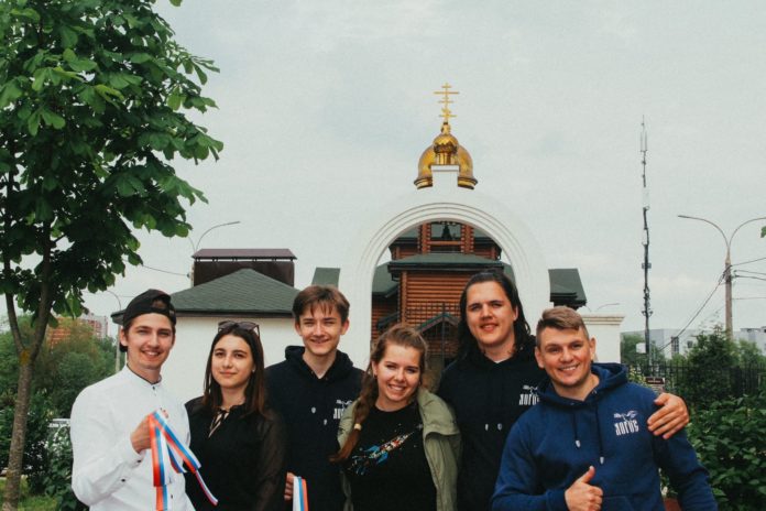 Активисты православной организации «Логос» приняли участие в тематической акции «Российский триколор»