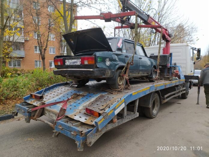 В Климовске проведена работа по вывозу автотранспортного средства с признаками бесхозяйного