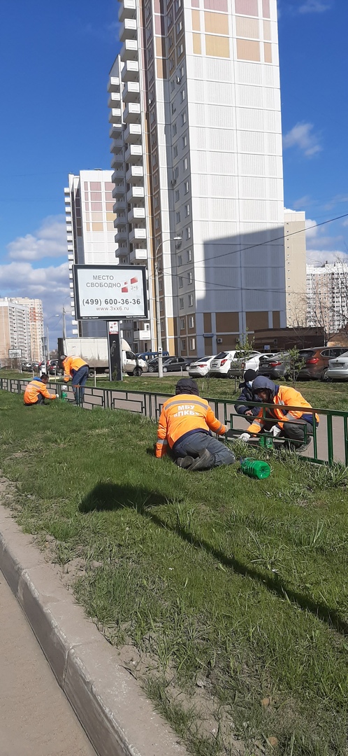 В микрорайоне Кузнечики покрасили ограждения вдоль тротуаров