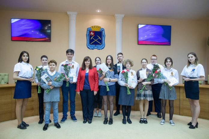 12 мая состоялось торжественное вручение паспортов юным подольчанам 12 мая состоялось торжественное вручение паспортов юным подольчанам