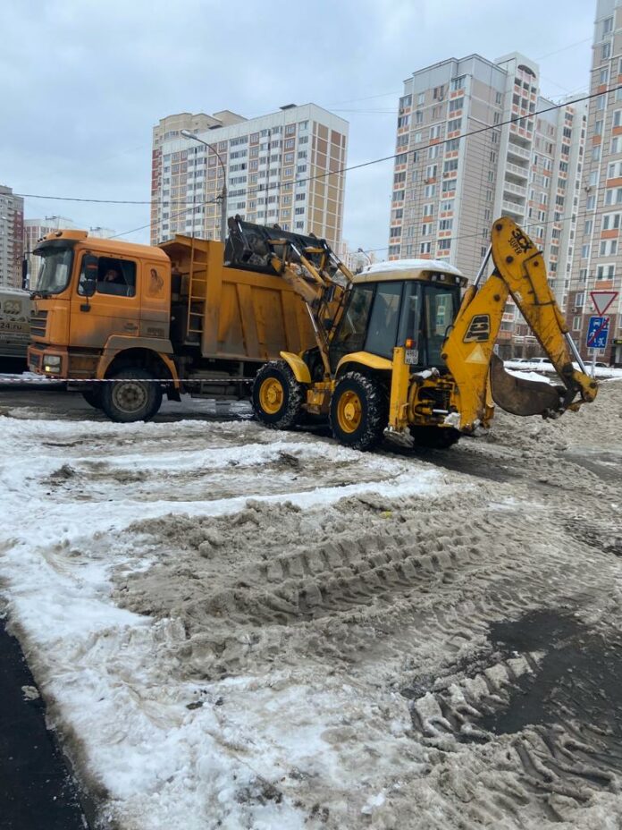 Больше 7,5 тысяч кубометров снега планируется вывезти с дворовых территорий МКД