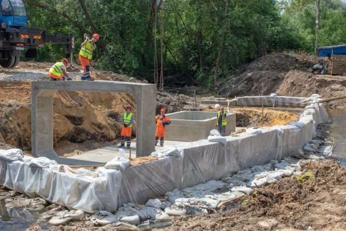 Строительство моста в деревне Бородино продолжается
