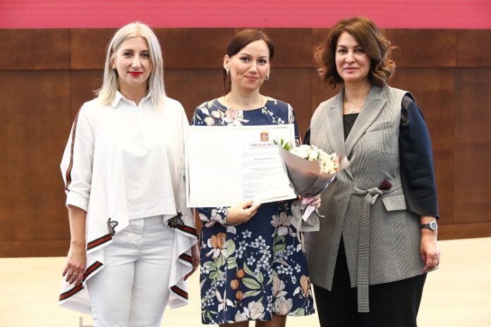 Фельдшеру Подольской подстанции скорой медицинской помощи вручили сертификат на приобретение жилья