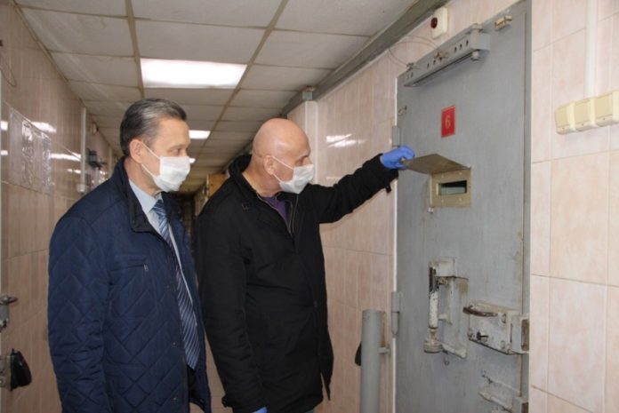 Общественники подмосковного Главка МВД России проверили работу изолятора временного содержания УМВД России по Городскому...