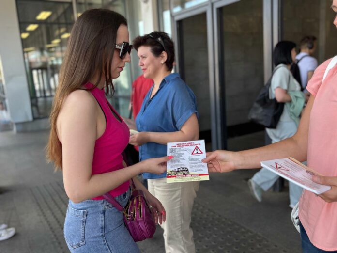 Листовки с правилами безопасности раздали в ходе рейда на станции Подольск Листовки с правилами безопасности раздали в ходе рейда на станции Подольск