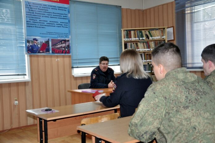 В Подольске полицейские провели профилактические беседы с военнослужащими В Подольске полицейские провели профилактические беседы с военнослужащими