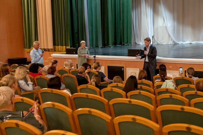 Министр культуры и туризма региона провел встречу с жителями Дубровиц по поводу КПЦ Министр культуры и туризма региона провел встречу с жителями Дубровиц по поводу КПЦ