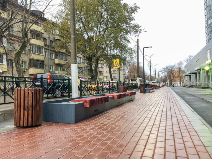 На пешеходной зоне от станции до квартала «Зингер» установили 15 лавочек с цветочницами На пешеходной зоне от станции до квартала «Зингер» установили 15 лавочек с цветочницами