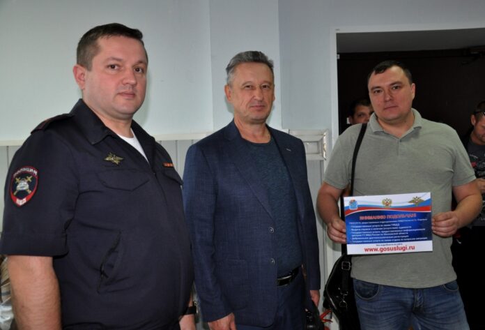 В Подольске полицейские и общественник провели акцию «Госуслуги – это удобно!» В Подольске полицейские и общественник провели акцию «Госуслуги – это удобно!»