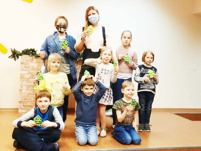 Мастер-класс по изобразительному искусству “Рождественская елочка” прошел в Доме культуры “Надежда” Мастер-класс по изобразительному искусству “Рождественская елочка” прошел в Доме культуры “Надежда”