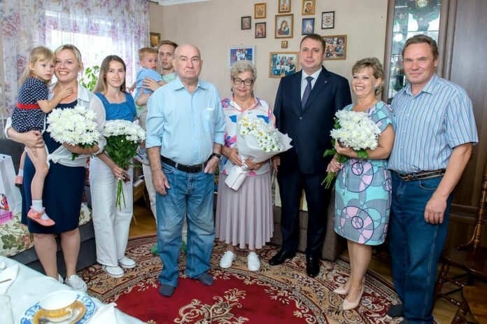 Семью Смирновых в Подольске наградили медалью «За любовь и верность» Семью Смирновых в Подольске наградили медалью «За любовь и верность»