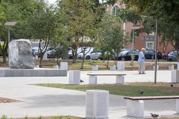 В Подольске благоустроили сквер у памятного камня Жертвам политических репрессий В Подольске благоустроили сквер у памятного камня Жертвам политических репрессий