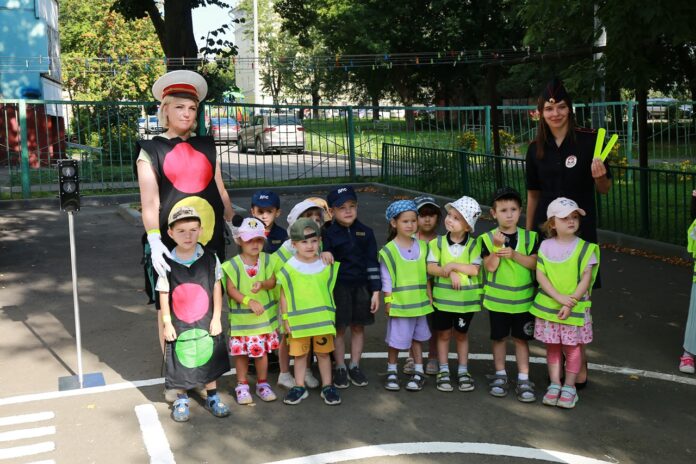 Сотрудники подольской Госавтоинспекции поздравили юных пешеходов  с Международным днём светофора Сотрудники подольской Госавтоинспекции поздравили юных пешеходов  с Международным днём светофора