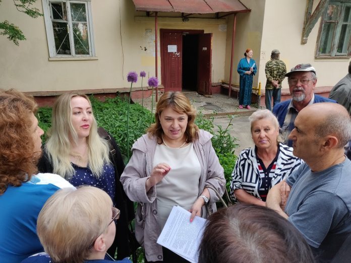 Встреча с жителями микрорайона Кутузово по вопросам расселения из аварийного фонда Встреча с жителями микрорайона Кутузово по вопросам расселения из аварийного фонда