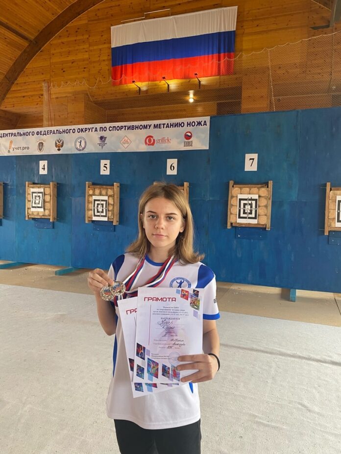 Юная подольчанка завоевала серебро в первенстве ЦФО по спортивному метанию ножа