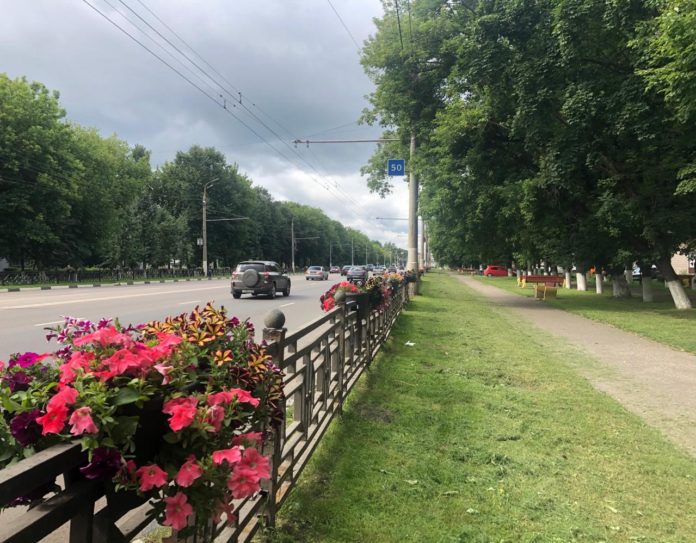 Благоустройство в Большом Подольске: озеленение территорий и ремонт ограждений Благоустройство в Большом Подольске: озеленение территорий и ремонт ограждений